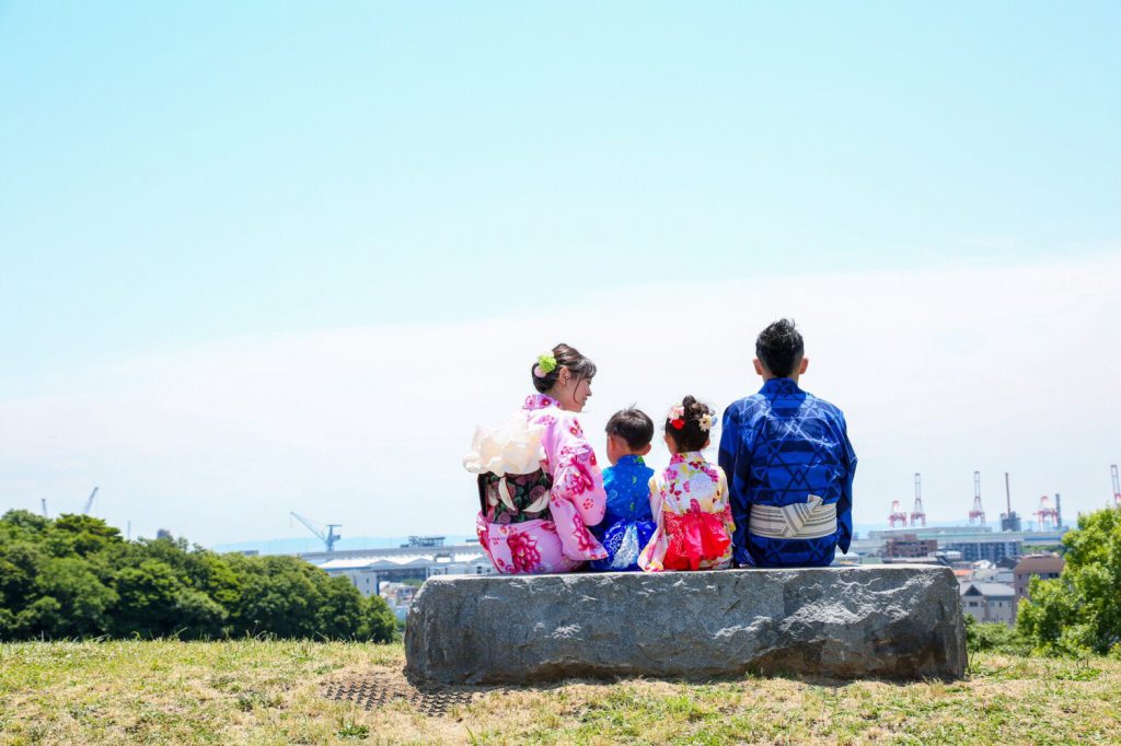 着物姿で並んで座る仲良し家族